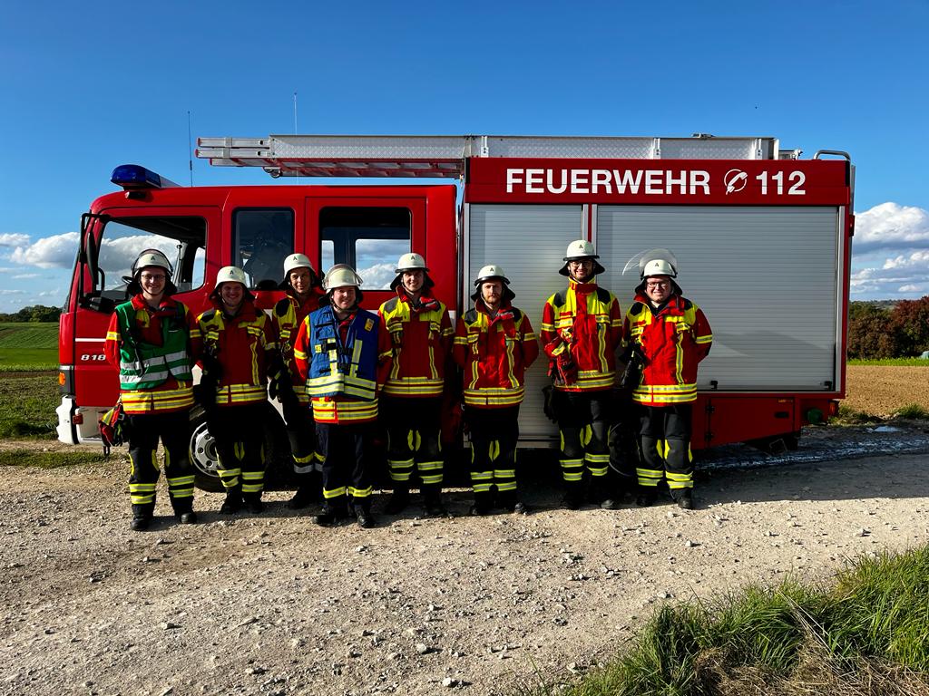 Die Mannschaft der Altenrieter Feuerwehr steht vor dem Löschfahrzeug.