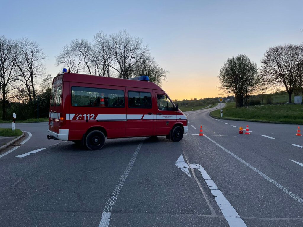Symbolbild - Ein MTW der Feuerwehr steht auf einer Kreuzung um diese abzusperren