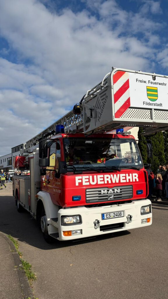 Die FF Filderstadt erreicht den Einsatzort mit der Drehleiter. Auf dem Bild eine Drehleiter zu sehen.