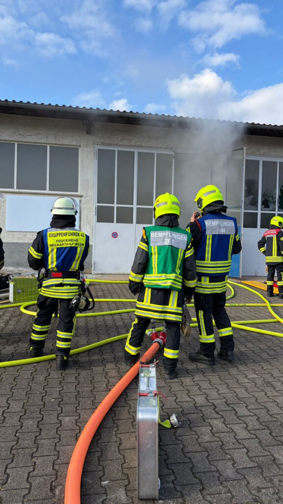 Zwei Gruppenführer (Blaue Weste) und ein Zugführer (Grüne Weste) der Feuerwehren Bempfligen und Neckartailfingen.