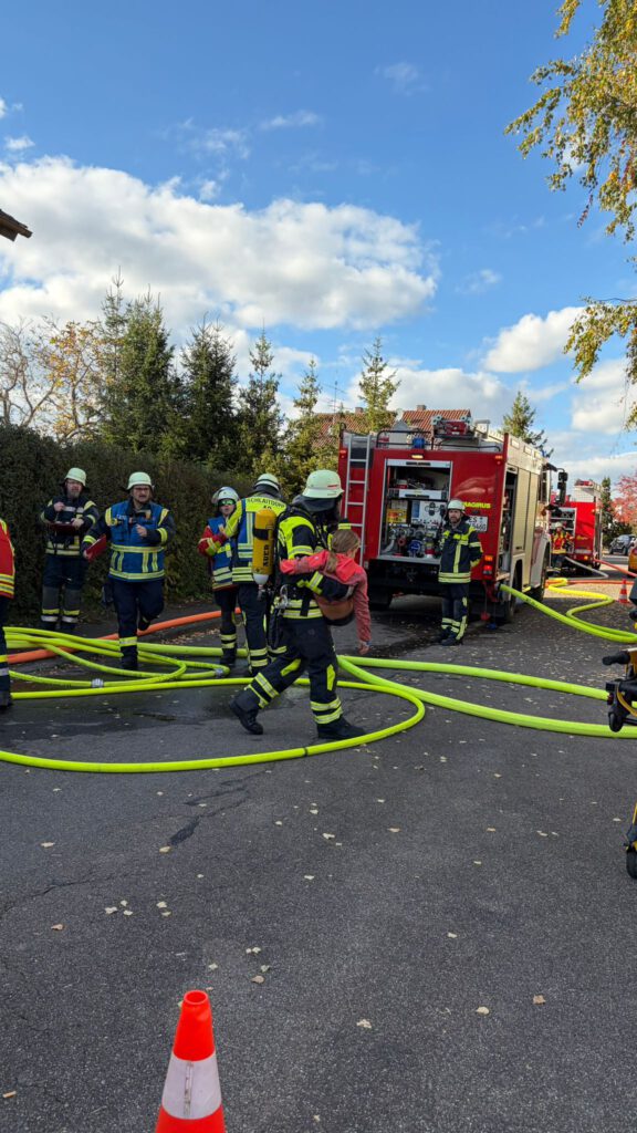 Der Angriffstrupp der FF Schlaitdorf trägt ein verletztes Kind aus dem Haus.
Auf dem Bild ein Feuerwehrmann mit einem Kind auf dem Arm zu sehen.