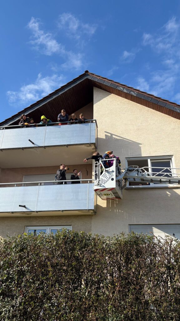 FF Filderstadt rettet mittels Drehleiter die Bewohner von den Balkonen.
Auf dem Bild ist zu sehen wie eine Drehleiter an einen Balkon herangefahren ist um die Personen vom Balkon zu holen.