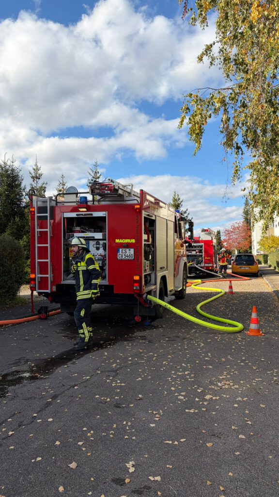 Löschgruppenfahrzeuge der FF Schlaitdorf (vorne) und der FF Altenriet (hinten) mit Maschinisten.
Auf dem Bild sind zwei Löschgruppenfahrzeuge mit den Maschinisten zu sehen.